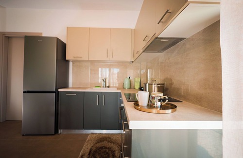 Thessaloniki Apartamento | 98sqm condo with seaview and private parking in a lively neighbourhood