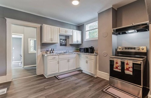 Downtown Casa | Hot Tub | 9 beds | Fenced Yard