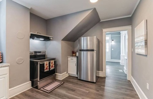 Downtown Casa | Hot Tub | 9 beds | Fenced Yard