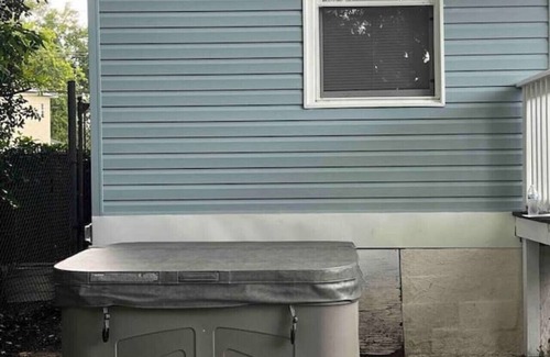 Downtown Casa | Hot Tub | 9 beds | Fenced Yard