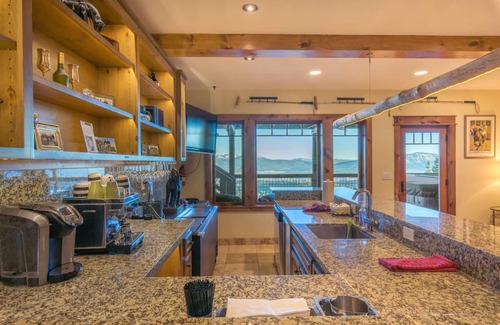 Truckee Casa | 9 habitaciones, 11 baños, bañera de hidromasaje, sauna, baño de vapor, piscina de inmersión, vistas panorámicas