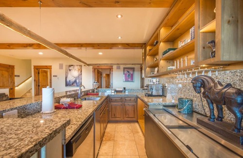Truckee Casa | 9 habitaciones, 11 baños, bañera de hidromasaje, sauna, baño de vapor, piscina de inmersión, vistas panorámicas