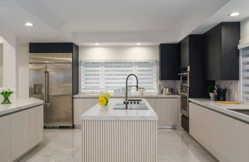 Fort Pierce Apartamento | 9K SF Waterfront Mansion, Pool, Boat Dock, Theater