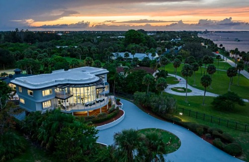Fort Pierce Apartamento | 9K SF Waterfront Mansion, Pool, Boat Dock, Theater