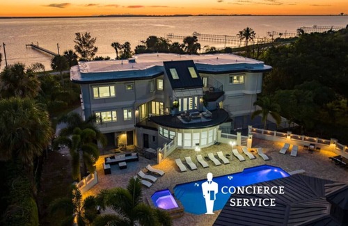 Fort Pierce Apartamento | 9K SF Waterfront Mansion, Pool, Boat Dock, Theater