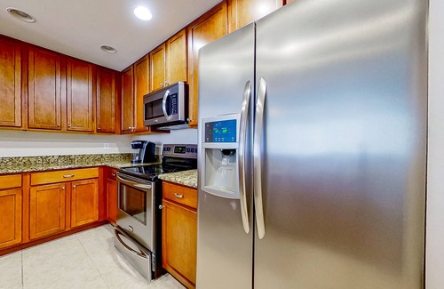 Cape Harbour Condominio | 9th-floor condo with boat access, 2 heated pools, gym, balcony, washer/dryer, AC