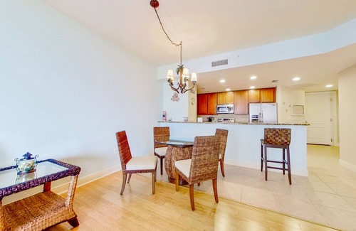 Cape Harbour Condominio | 9th-floor condo with boat access, 2 heated pools, gym, balcony, washer/dryer, AC