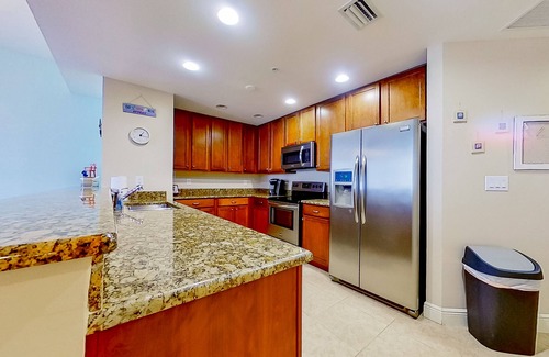 Cape Harbour Condominio | 9th-floor condo with boat access, 2 heated pools, gym, balcony, washer/dryer, AC