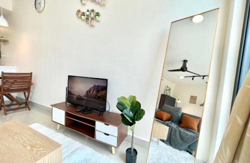 Shah Alam Apartamento | A 1-4 pax Cozy Studio TV Box Pool 100mps Wifi 3 bed Trefoil Setia Alam