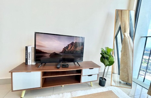 Shah Alam Apartamento | A 1-4 pax Cozy Studio TV Box Pool 100mps Wifi 3 bed Trefoil Setia Alam