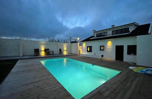 Praia de Santa Cruz Villa | Palmeiras Beach House / 200 metros da praia / 4 Quartos / 10 Hospedes