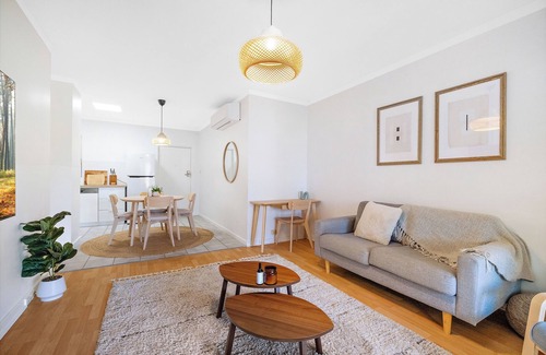 Joondanna Apartamento | A 2-bedroom sunlit retreat, with private balcony, parking space and more!