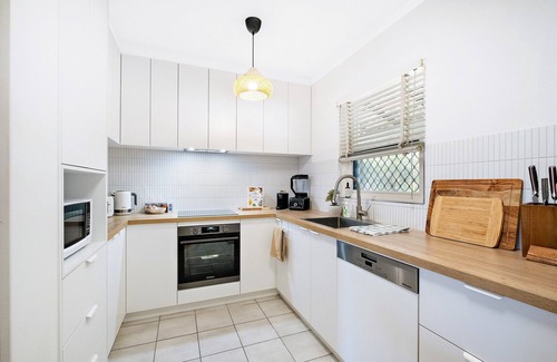 Joondanna Apartamento | A 2-bedroom sunlit retreat, with private balcony, parking space and more!