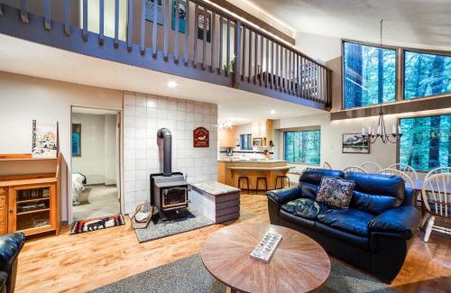 Glacier Casa | A 2-story, 3-bedroom traditional family ski chalet