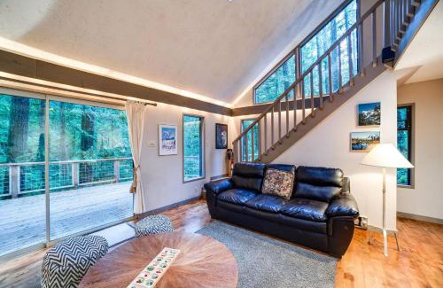 Glacier Casa | A 2-story, 3-bedroom traditional family ski chalet