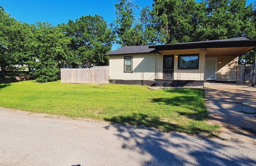 Fort Worth Casa | A 3-bedroom house in NE Fort Worth with WiFi, AC, and plenty of parking.