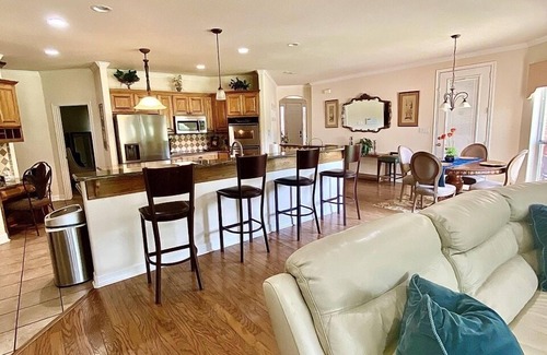 Flint Casa | Una hermosa casa personalizada de 5 habitaciones ubicada a 5 millas del centro de Tyler, Tx.