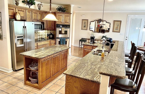 Flint Casa | Una hermosa casa personalizada de 5 habitaciones ubicada a 5 millas del centro de Tyler, Tx.