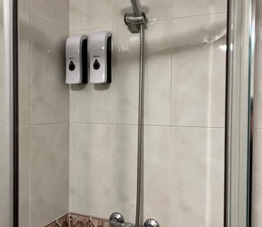 Hortaleza Casa | A 5 minutos de Ifema y 10 del aeropuerto, habitación y baño privado con entrada independiente