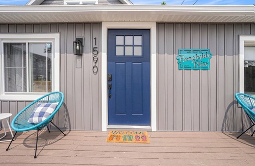 Bluffton Casa | A backyard oasis a block from the beach! Hot Tub, Tiki Bar, Ping Pong!