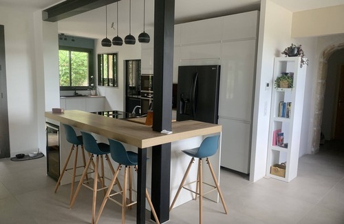 Saint-Clement-de-Riviere Casa | A balcony overlooking the pine forest