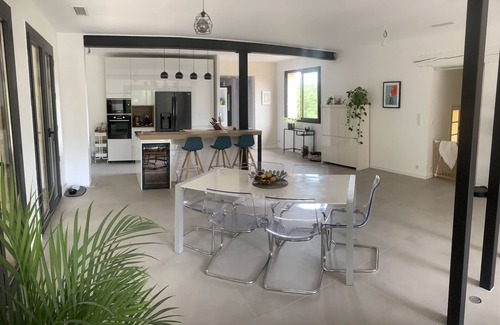 Saint-Clement-de-Riviere Casa | A balcony overlooking the pine forest