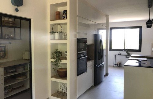 Saint-Clement-de-Riviere Casa | A balcony overlooking the pine forest