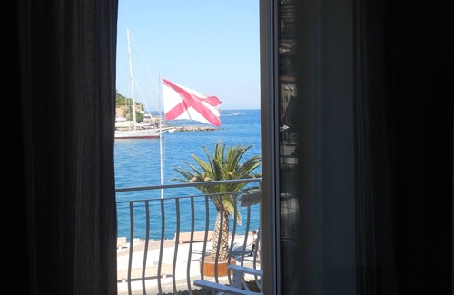 Monte Argentario Apartamento | Un balcón con vistas al mar azul del Argentario