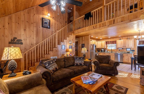 Boone Cabina | A Bears Hill - Log Cabin en Boone con bañera de hidromasaje, amplio patio y estanque.