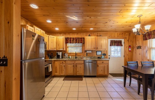 Boone Cabina | A Bears Hill - Log Cabin en Boone con bañera de hidromasaje, amplio patio y estanque.