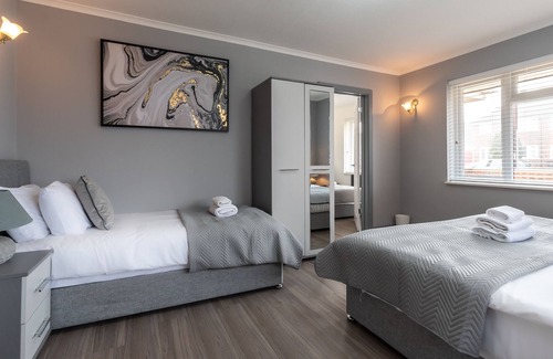 Reading Casa | A beautiful 3 bedroom house in Woodley Reading. Sleeps 7 guests and a driveway for 2 cars.