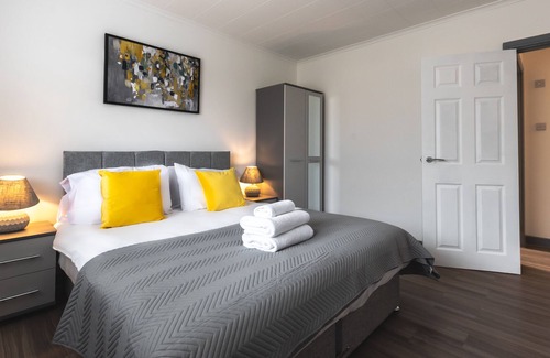 Reading Casa | A beautiful 3 bedroom house in Woodley Reading. Sleeps 7 guests and a driveway for 2 cars.