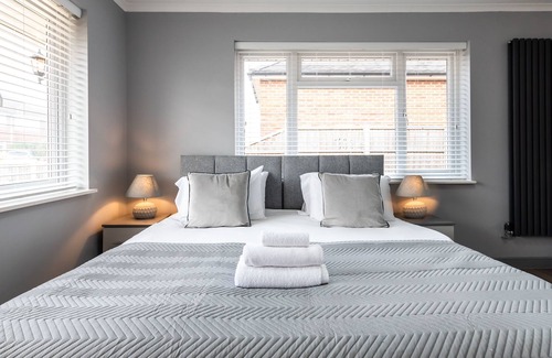 Reading Casa | A beautiful 3 bedroom house in Woodley Reading. Sleeps 7 guests and a driveway for 2 cars.