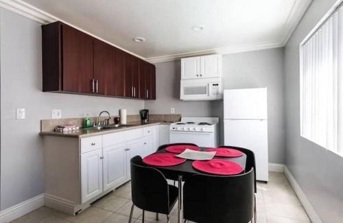 Sherman Oaks Apartamento | A Beautiful Apartment with a pool.