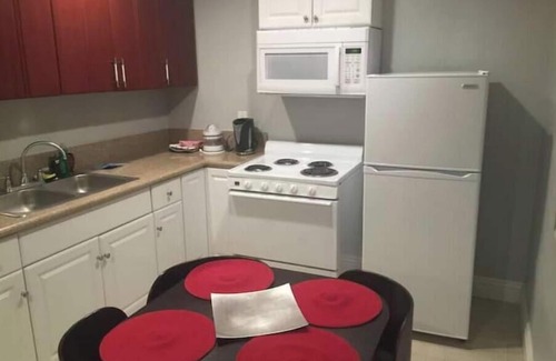 Sherman Oaks Apartamento | A Beautiful Apartment with a pool.