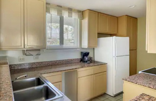 Bayview Condominio | A BEAUTIFUL OCEANFRONT RESORT, 2BDRM, Full Kitchen, wifi, pool & bar, fitness