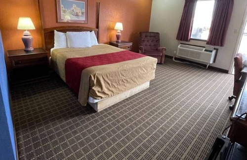 Emporia Casa | A Beautiful & Relaxing Getaway! With Parking