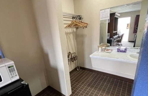 Emporia Casa | A Beautiful & Relaxing Getaway! With Parking