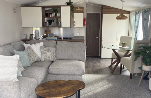 Rhyd-y-foel Cabina | A beautiful romantic weekend away with a hottub under the stars 🌟