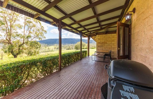 Possum Brush Casa | A beautiful split level sandstone and cedar cottage.