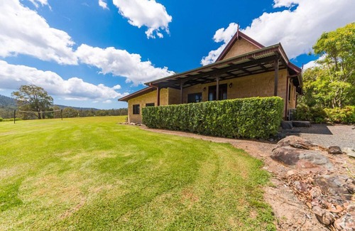 Possum Brush Casa | A beautiful split level sandstone and cedar cottage.