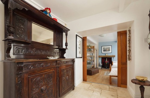 Port Saint Mary Apartamento | A beautiful tall seaside townhouse located close to the picturesque harbour of Port St Mary, enjoyin