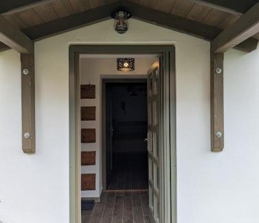 Balatonhenye Apartamento | A Bejárat Vendégház