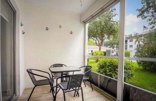 Bel Air Apartamento | A block from the beach! 2-bedroom condo in quiet Lauderdale by the Sea