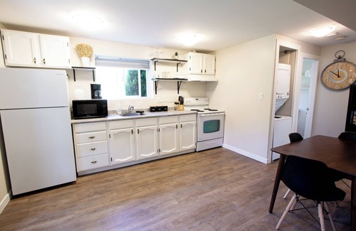 Departure Bay Apartamento | A bright and cozy 1-bedroom basement suite is nestled in a lush garden setting