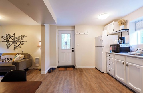 Departure Bay Apartamento | A bright and cozy 1-bedroom basement suite is nestled in a lush garden setting