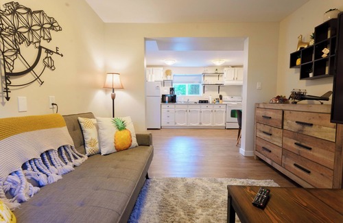 Departure Bay Apartamento | A bright and cozy 1-bedroom basement suite is nestled in a lush garden setting