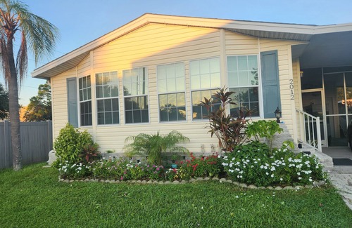 North Naples Casa | A bright Floridian-style home with luxury amenities and multiple beach accesses.
