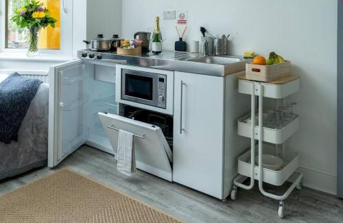 Roding Apartamento | A Bright Lovely Spacious Studio.