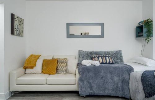 Roding Apartamento | A Bright Lovely Spacious Studio.